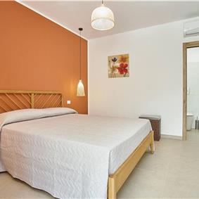 4 bedroom villa with pool, Castellammare del Golfo, sleeps 8-9